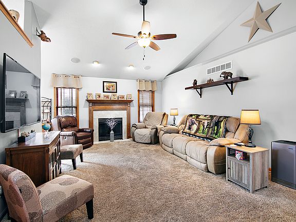 3rd image of 587 Thornberry Ct