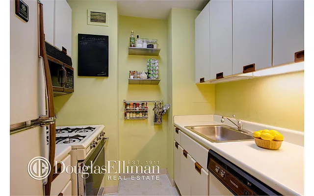 Sold by Douglas Elliman | media 24