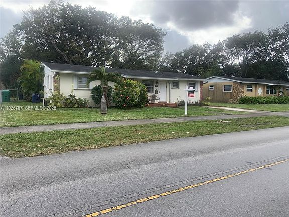 2nd image of 1420 North Dr