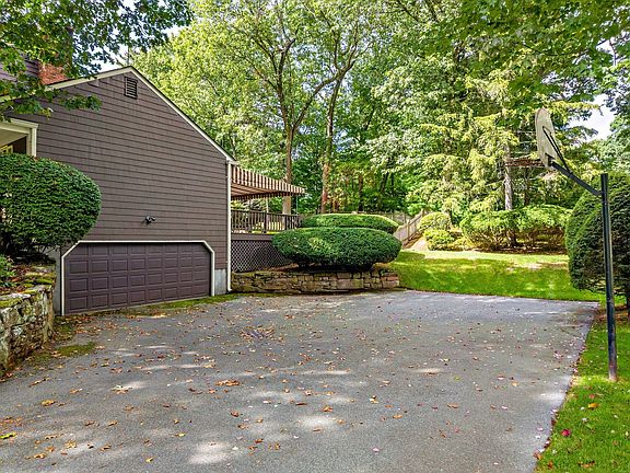 4th image of 170 Coventry Ln