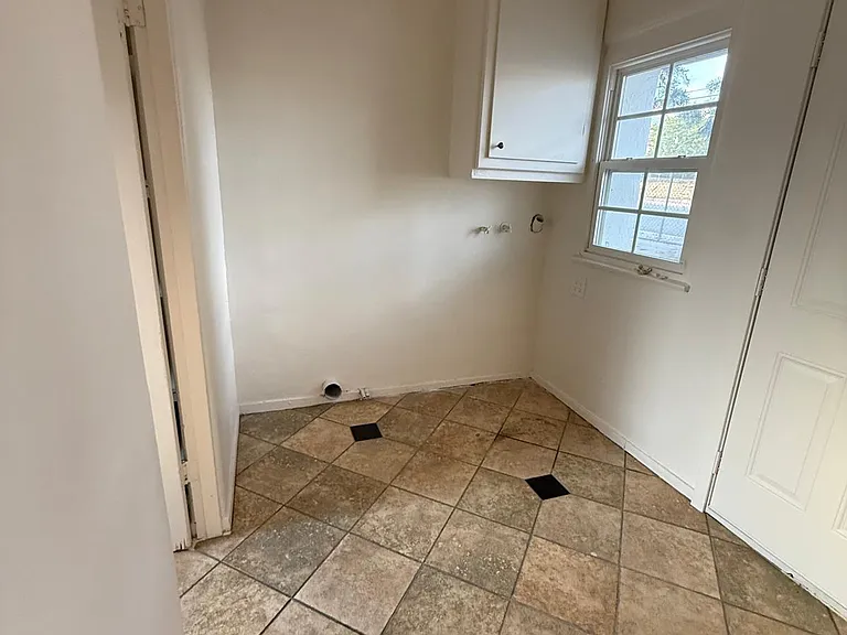 27490 Norwood St — Photo 14