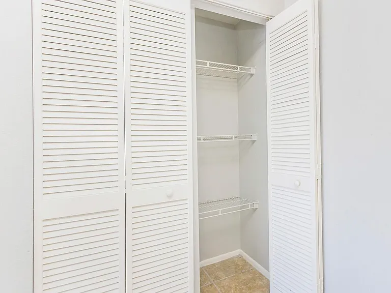 Crown Pointe Apartments — Photo 28