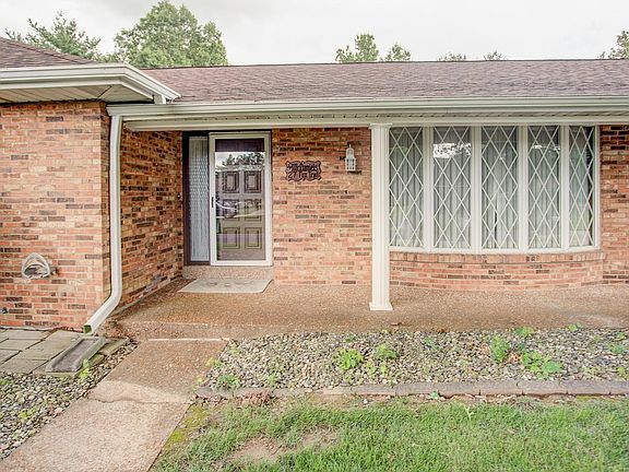 3rd image of 27 Fox Trail Dr
