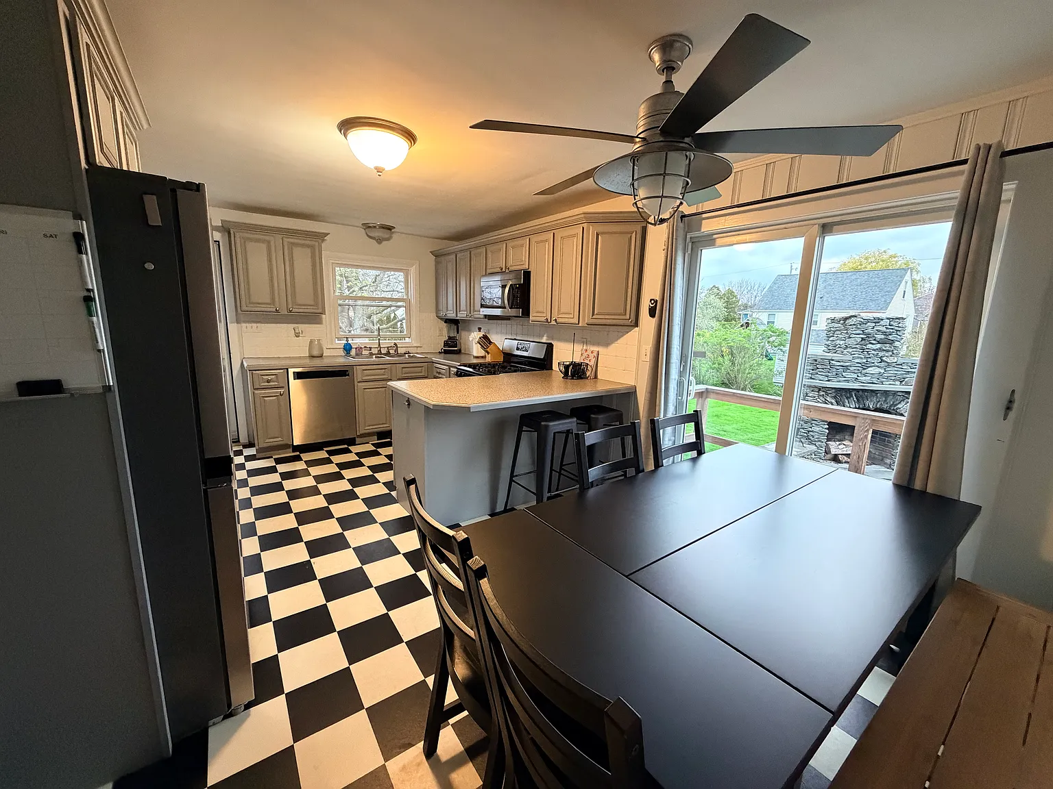 4 bed, 1900 sqft, $3,750 — Photo 4