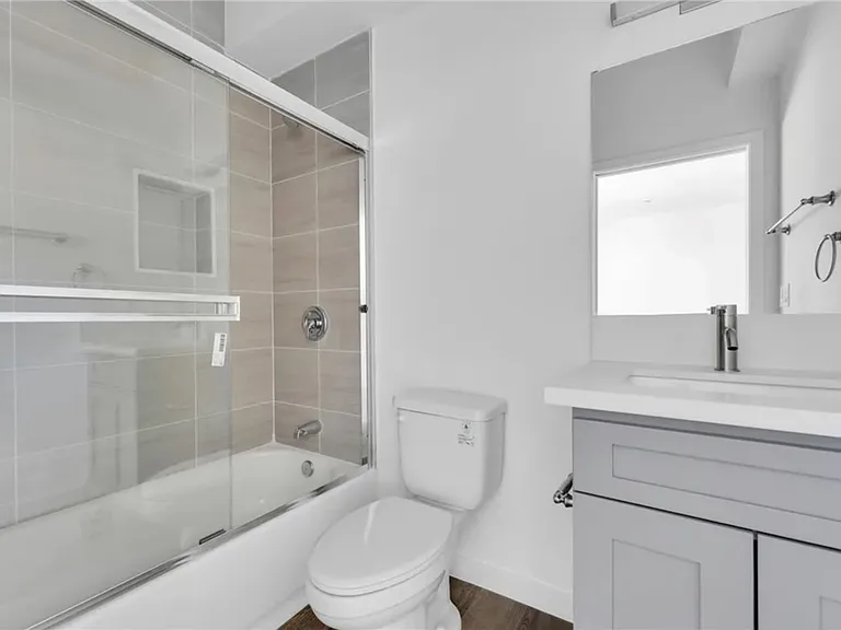 1885 W 20th St #1/2 — Photo 17