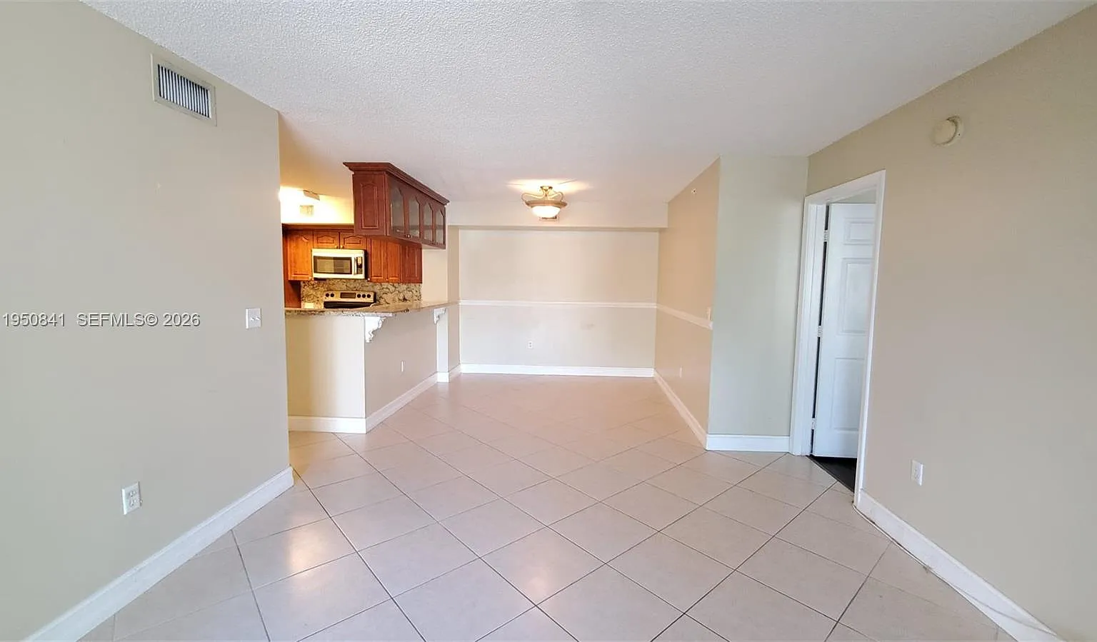 Devonaire Condo At Pembro — Photo 4