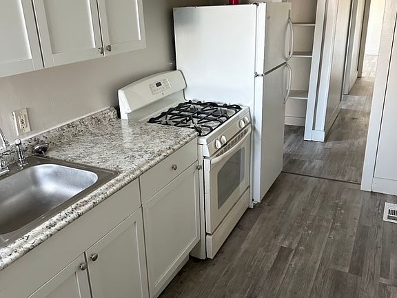 2nd image of 1050 Lakewood St APT 2