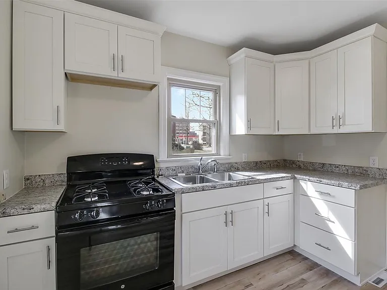 713 W Green St — Photo 9