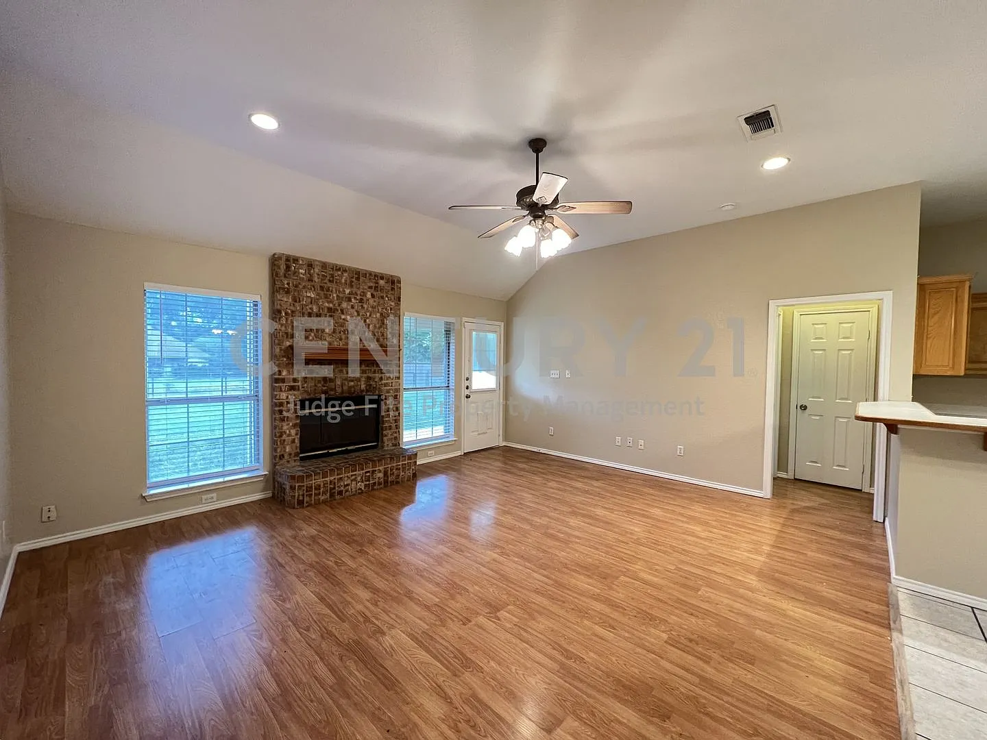 Charm-Filled 3/2/2 in Springtown ISD For Rent! — Photo 2