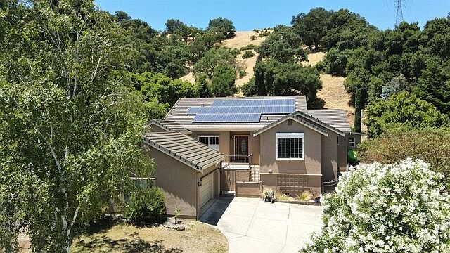 1st image of 301 Oak Grove Ct