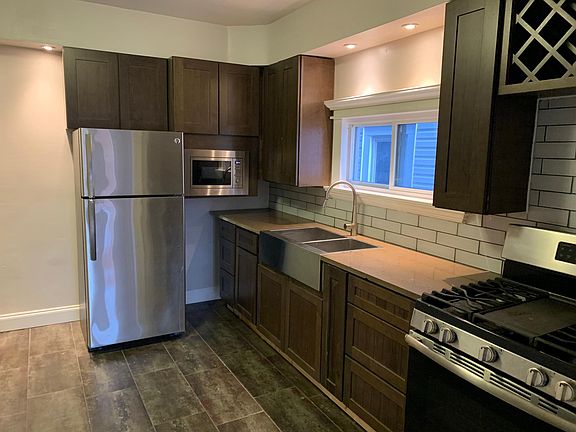 Kitchen, appliances in photo are included