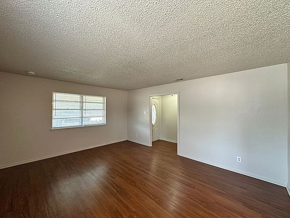 5th image of 1524 Linda Ln