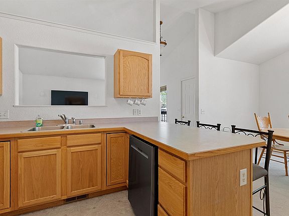 3rd image of 2885 Stratford Ln
