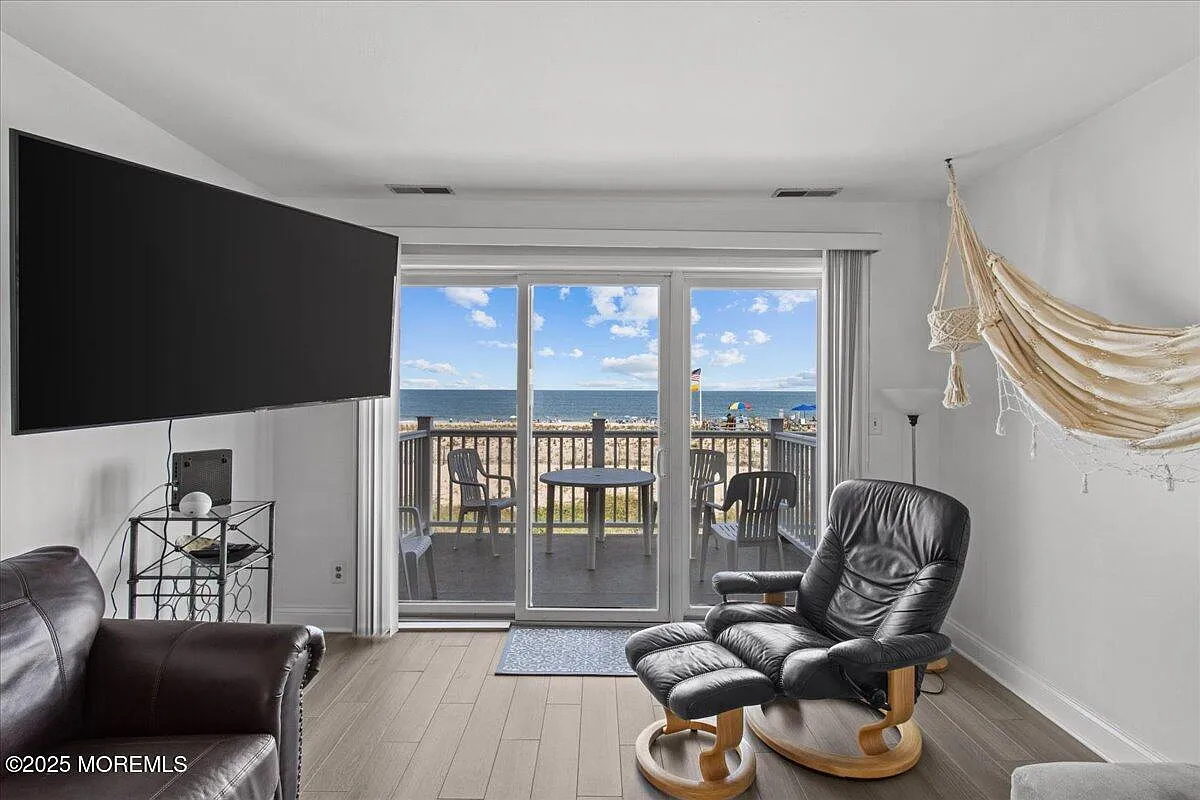 3 bed, 2.5 bath, $4,000 — Photo 4