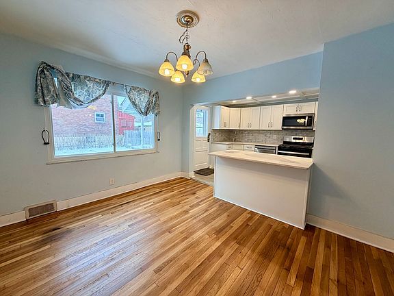 4th image of 1612 Oak Grove Ave