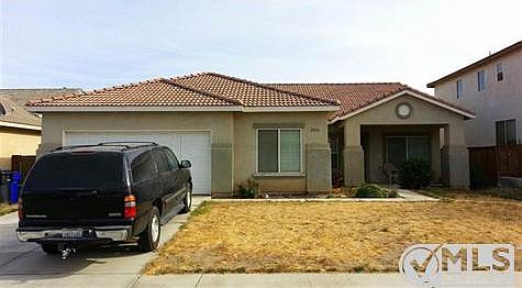Located in SNOWLINE SCHOOL DISTRICT. Walking distance to neighborhood school.