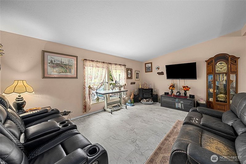 4th image of 13320 176th Avenue NW