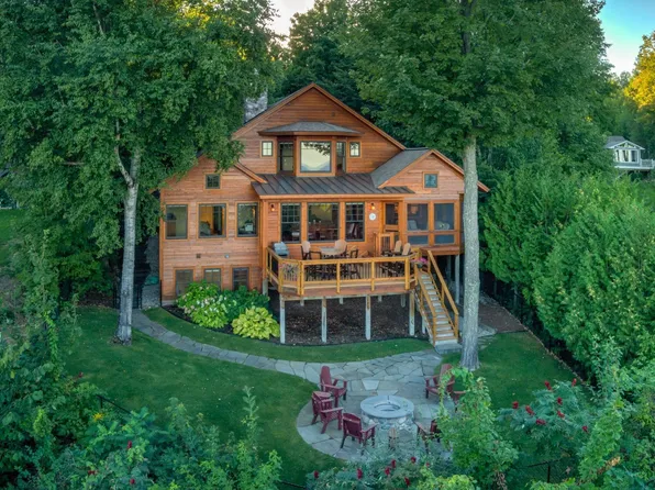 1221 S Bay View Trl, Suttons Bay, MI 49682