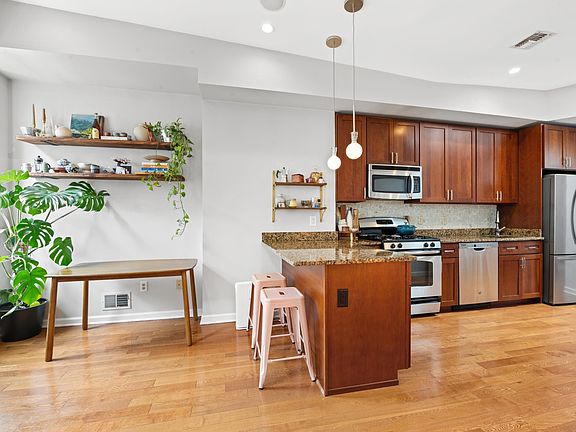 5th image of 307 1st St APT 4