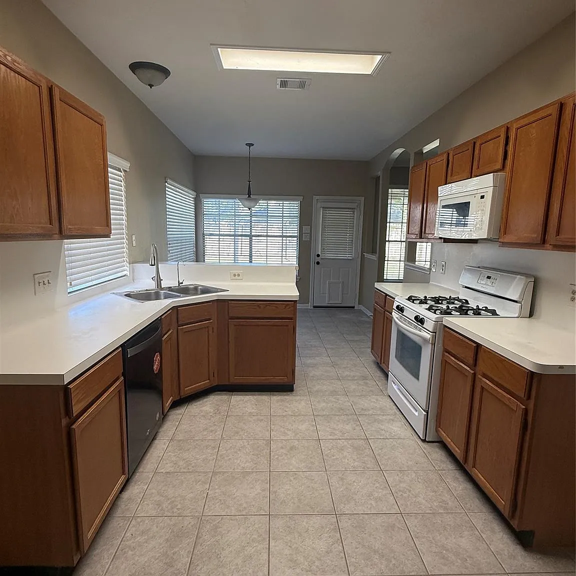 4 bed, 2.5 bath, 2166 sqft, $2,600 — Photo 2