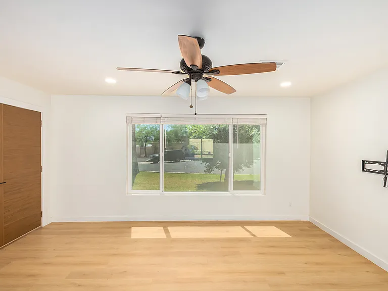 9829 N 4th Ave — Photo 4