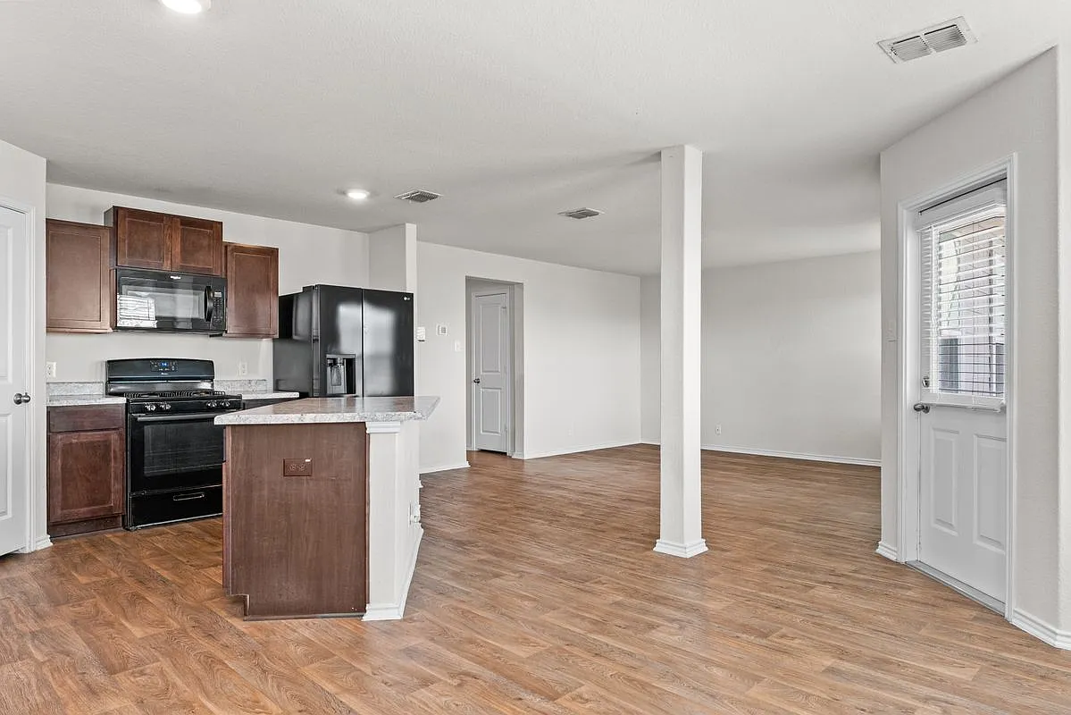 4 bed, 3.0 bath, 1842 sqft, $1,800 — Photo 3