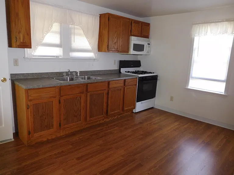 809 Pekin Ave — Photo 2