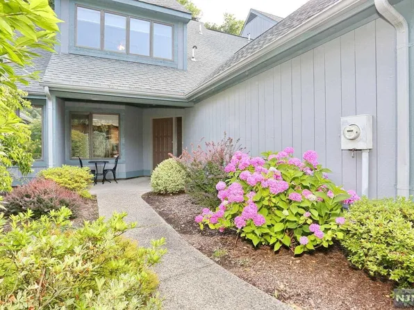 17 Braeburn Dr, Township Of Washington, NJ 07676