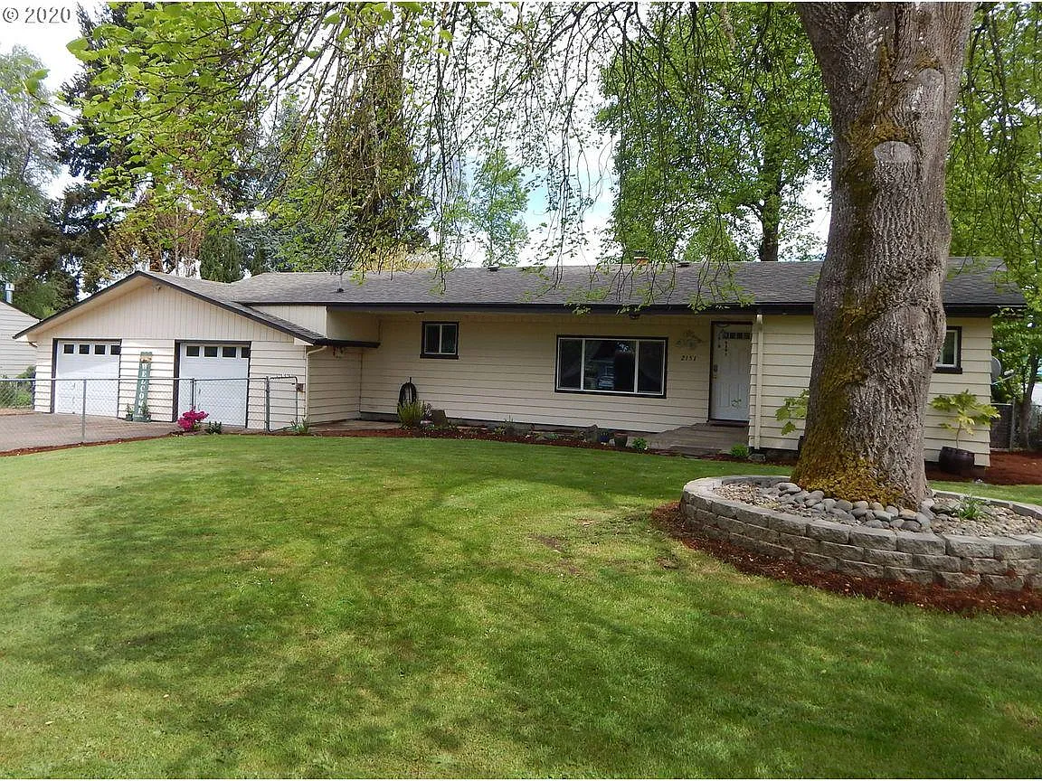 2151 Devos St photo 1