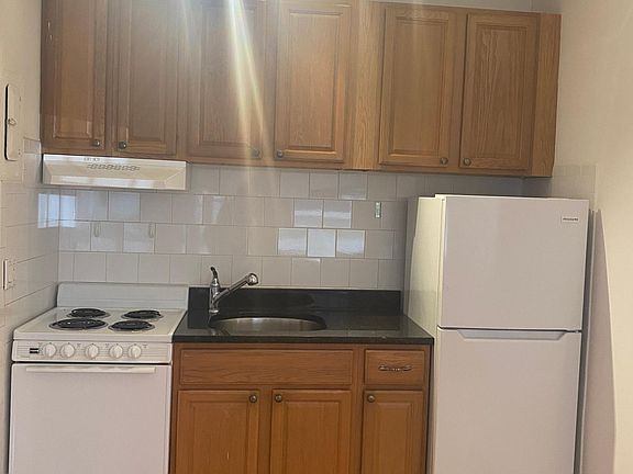3rd image of 6 Ellsworth Ave APT 13