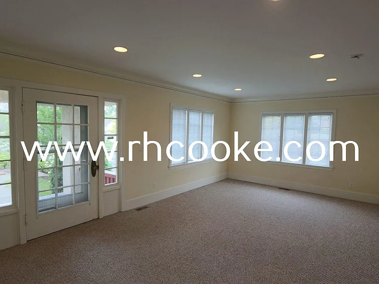 719 W Maxwell Ave — Photo 4
