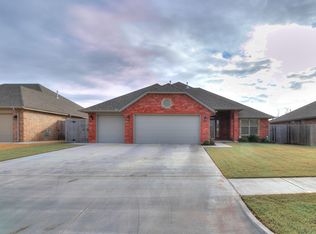 920 SW 11th St, Moore, OK 73160