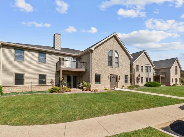 906 Oconomowoc PARKWAY, Oconomowoc, WI 53066