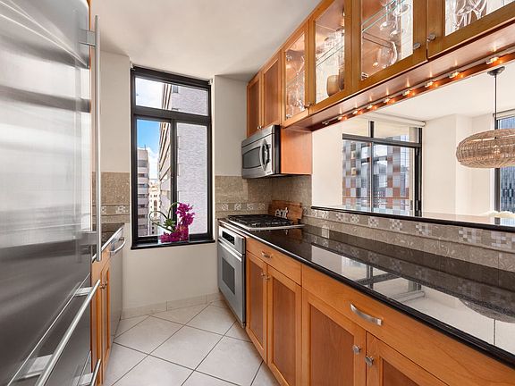 4th image of 400 E 70th St APT 1701