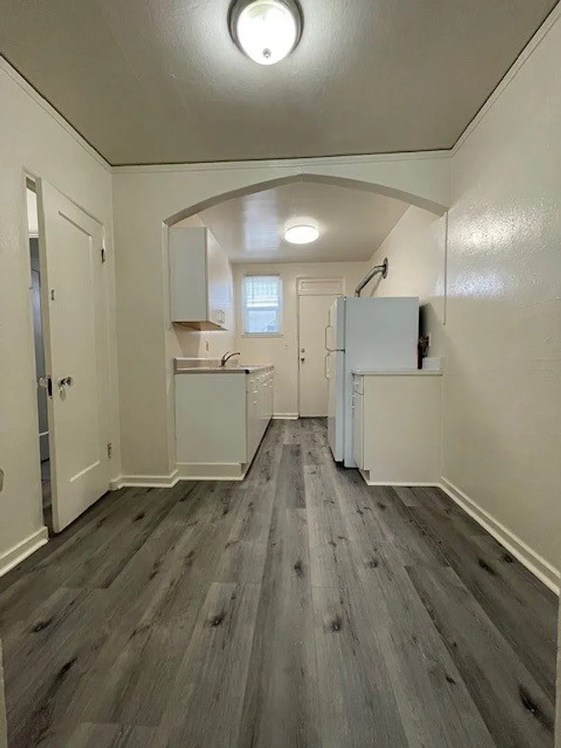 Quaint Studio, Freshly Painted, with modern fixtures, with front and back entrance, — Photo 1