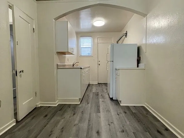 Quaint Studio, Freshly Painted, with modern fixtures, with front and back entrance, — Photo 1