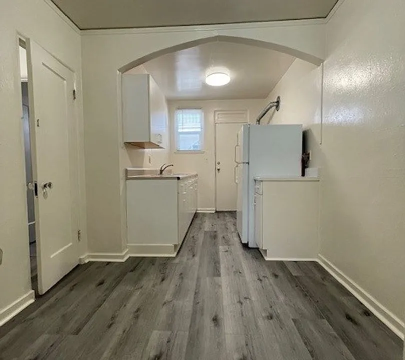 Quaint Studio, Freshly Painted, with modern fixtures, with front and back entrance,