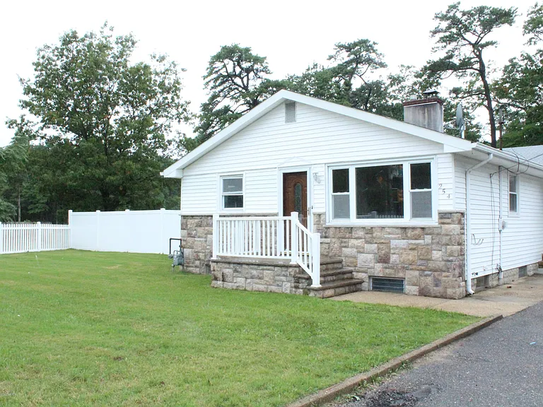 254 Admiral Ave — Photo 1