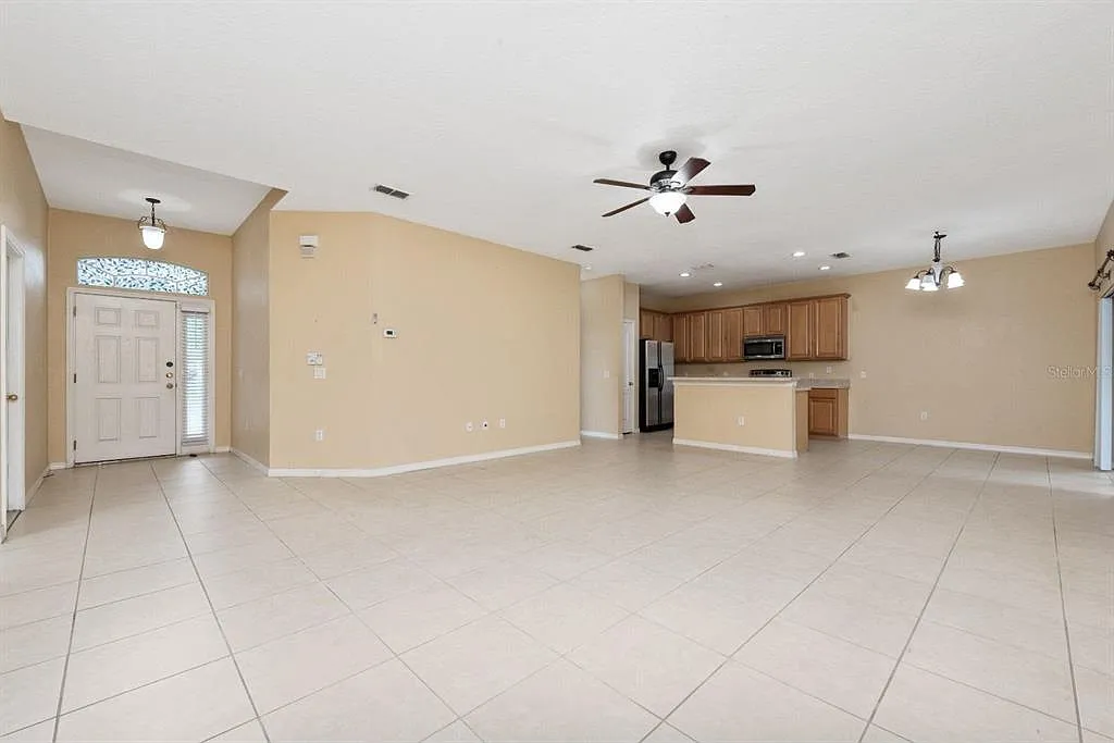 3 bed, 2.0 bath, 1813 sqft, $2,200 — Photo 3