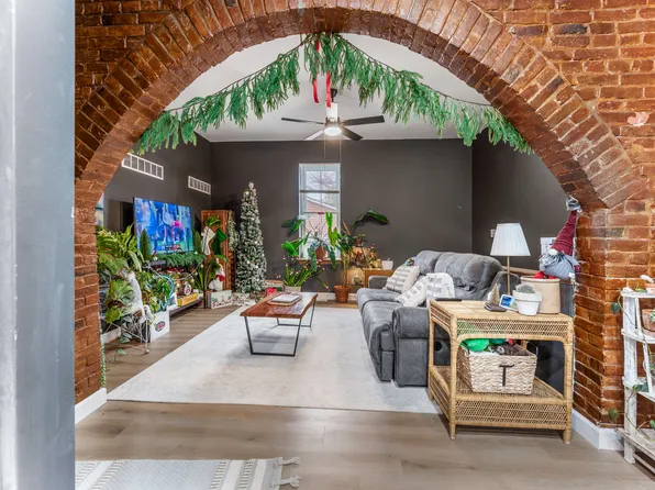 2211R Menard St #A, Saint Louis, MO 63104