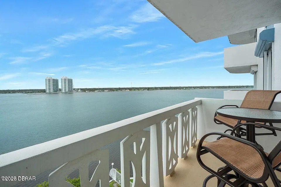 1 bed, 1.5 bath, 822 sqft, $1,595 — Photo 2