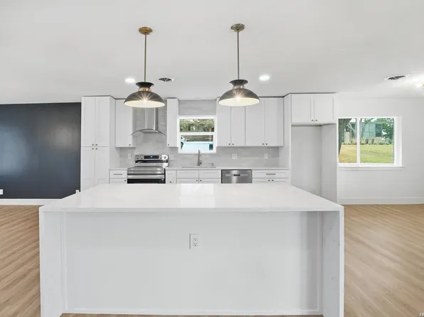 101 Twinleaf, Castle Hills, TX 78213