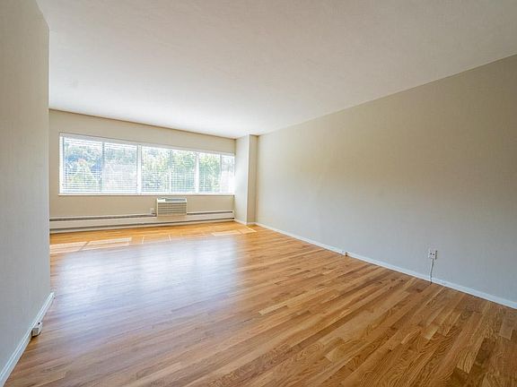 4th image of 4821 Roanoke Pkwy APT 804