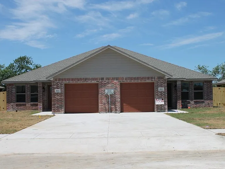 937 Robineta Ln — Photo 2