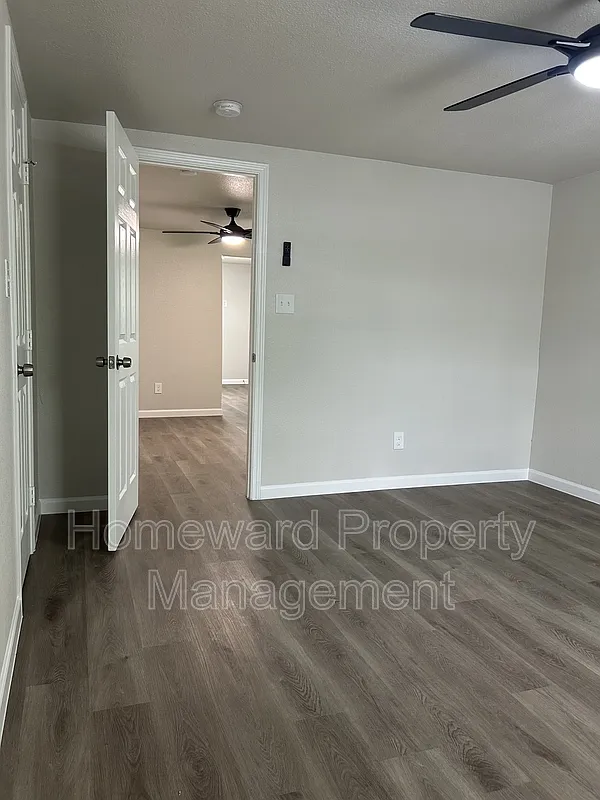 Building Photo - 407 N Justin Ave #D