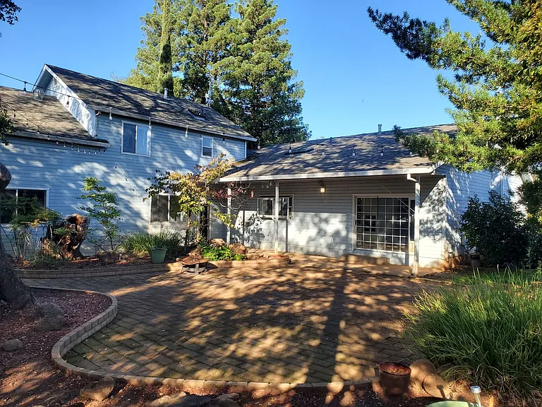 1661 Manzanita Ave — Photo 5