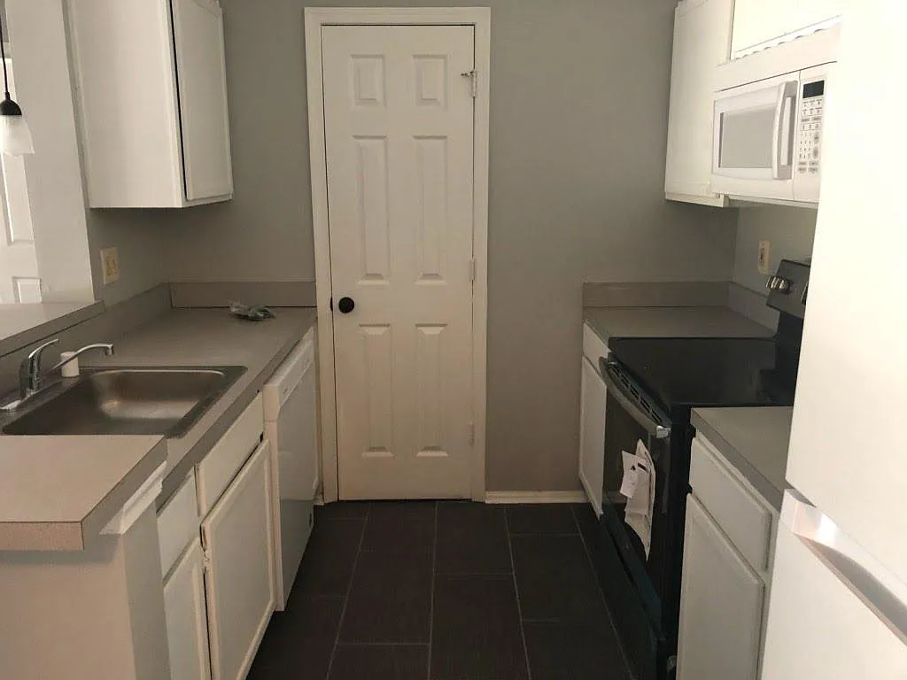 3 bed, 1115 sqft, $2,000 — Photo 3
