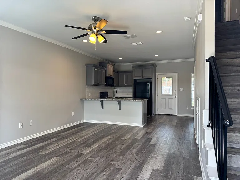 1655 S Kennedy Ave — Photo 3