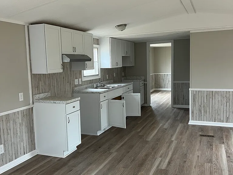 125 Maplewood Dr — Photo 3