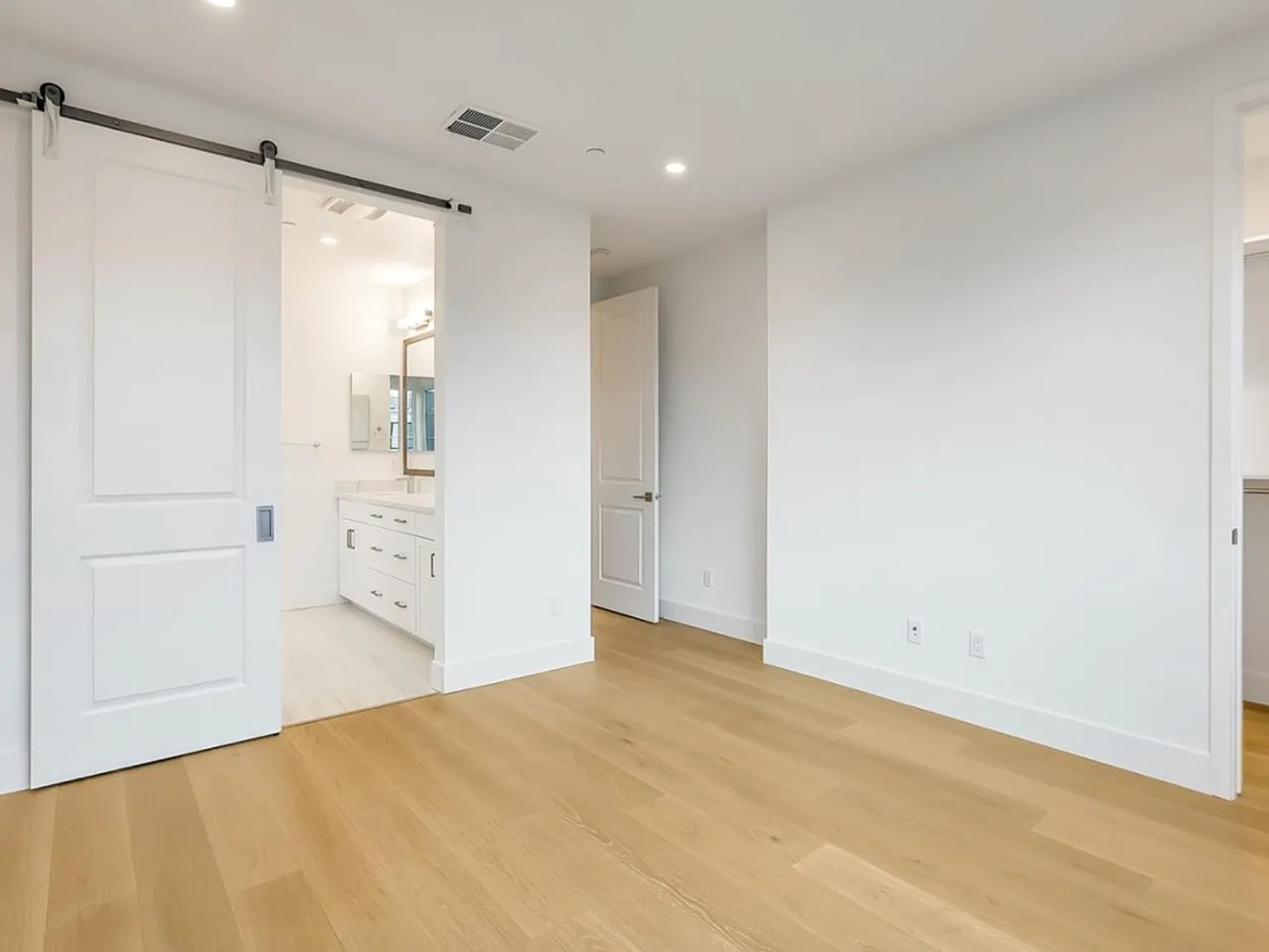 15102 Shore Dr — Photo 2